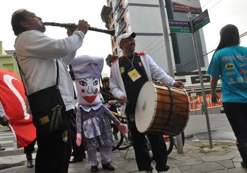 Desfile de abertura do XI Festival de Folclore