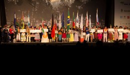 Em nome da paz mundial, começa o XII Festival Internacional de Folclore!