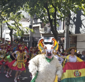 Cores e ritmos pedem passagem na Rua Moron